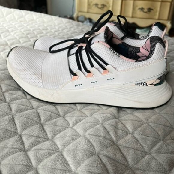 White, pink, and floral size 8.5 Under Armour shoes - Picture 3 of 5